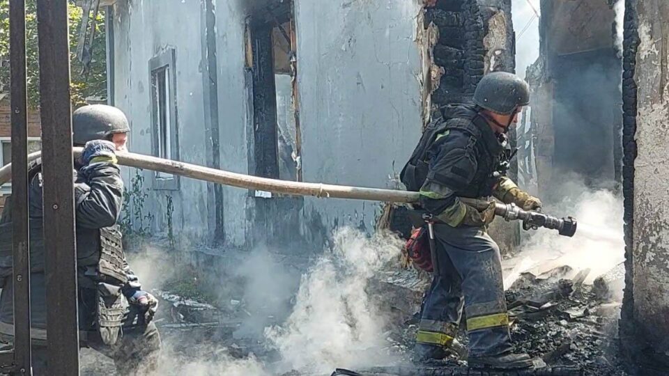Росіяни вдруге вдарили по рятувальниках на Сумщині: пошкоджено пожежний автомобіль 