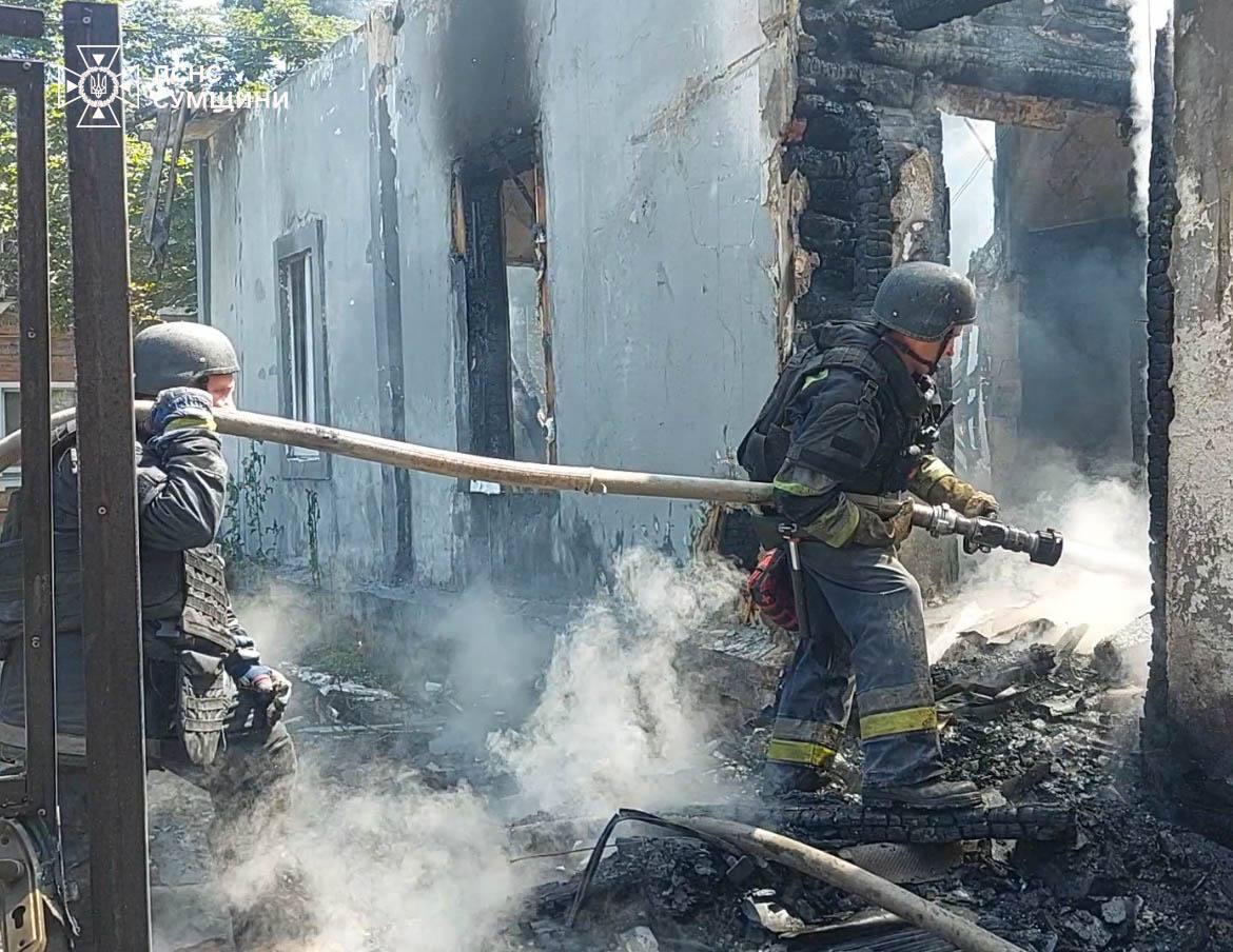 Пожежники ліквідовують наслідки ворожого обстрілу