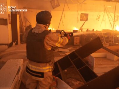 Російські дрони атакували Запоріжжя: поранений чоловік, згорів торговельний комплекс