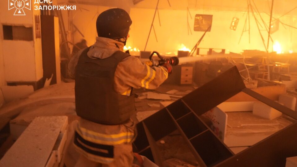 Російські дрони атакували Запоріжжя: поранений чоловік, згорів торговельний комплекс 