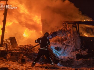 Троє загиблих у Сумах: росіяни атакували цивільні об’єкти, спалахнули масштабні пожежі