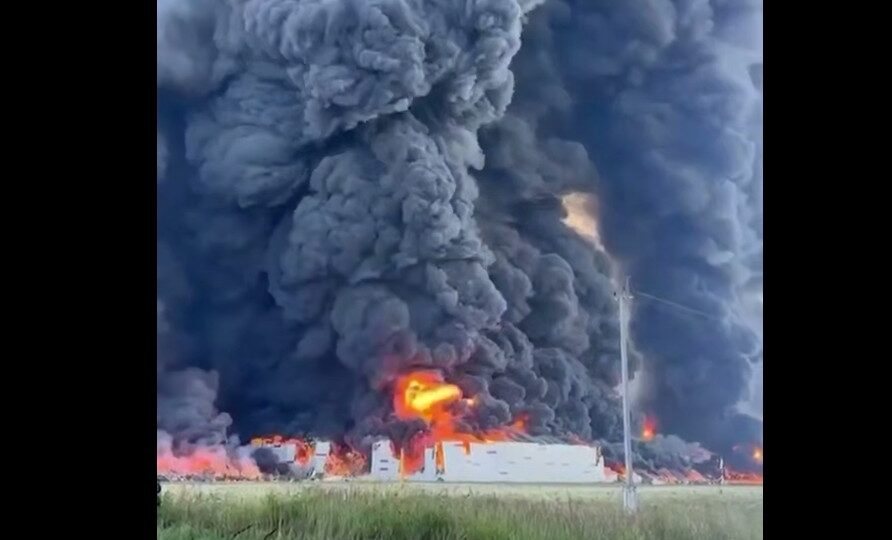 За «Нову пошту» та «Розетку»: уражено 2 великих логістичних об’єкти на російській території 