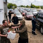 «Я тобі зуби виб’ю»: росіяни влаштовують «голодні ігри» за бензин, поки чиновники заправляються без черги