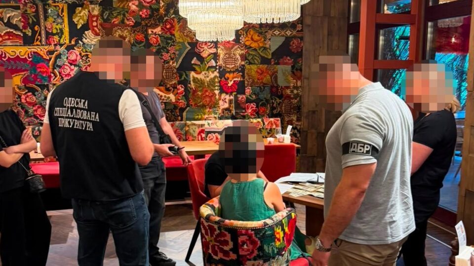 Обіцяла оформити інвалідність та відстрочку від мобілізації: в Одесі викрито оборудку 