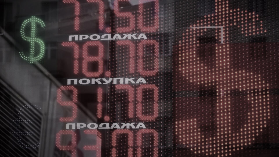 Рубль у пастці війни: кремль змушений платити інфляцією за бюджетне виживання 