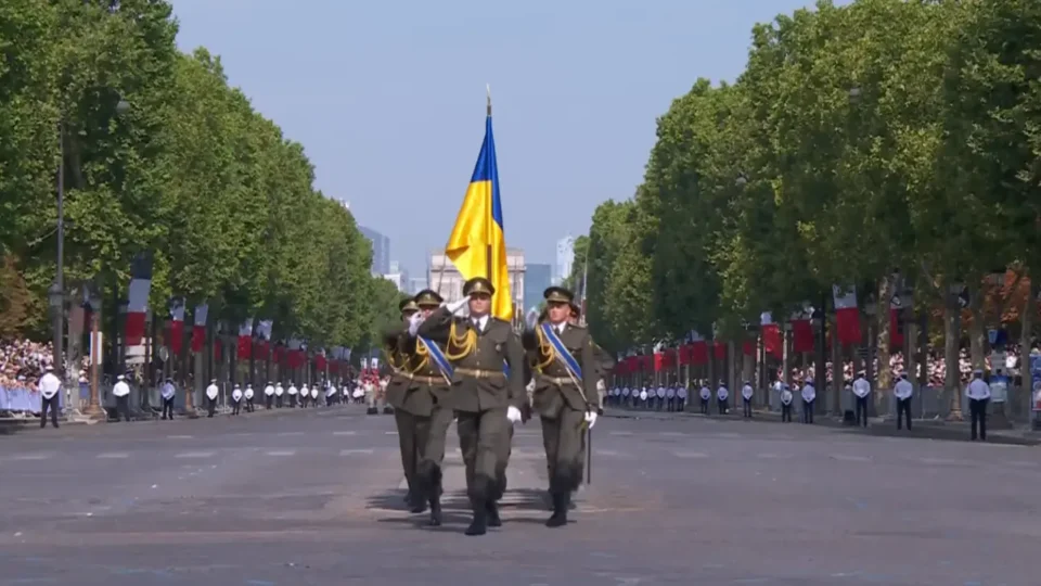 ЗСУ на параді в Парижі: військові пройшли маршем, пілоти пролетіли на винищувачах Mirage 