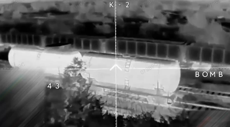 Ніч темна, але цистерни горять яскраво: «К-2» спалив російські ешелони з паливом 