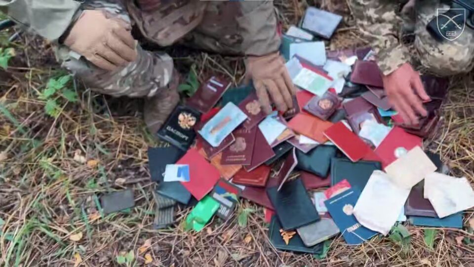 Ваші документи: 144 паспорта знищених окупантів зібрали наші штурмовики 