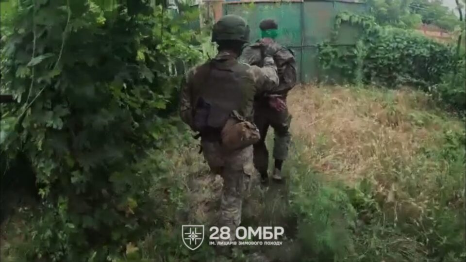 Все, ти навоювався: наші зенітники захопили в полон російського штурмовика 