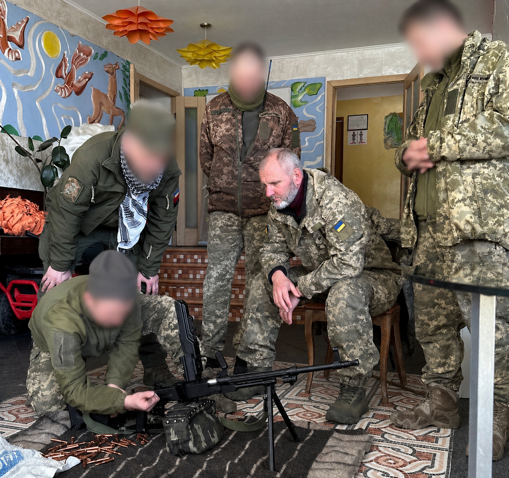 Костянтин Красільніков з бойовими побратимами споряджають кулемет