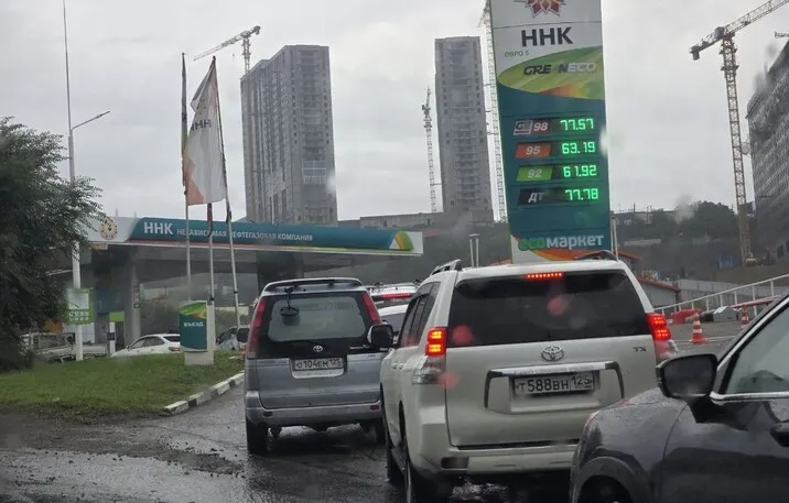 Економіка рф не витримує війни: росіяни масово економлять на їжі та одязі 
