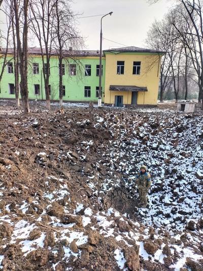 Василь Богач стоїть у вирві від вибуху