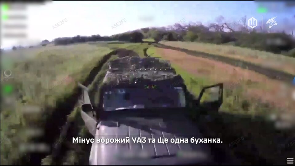 «Хто не вистрибнув, той помер»: наші дрони вчать росіян десантуватися з транспорту на ходу 