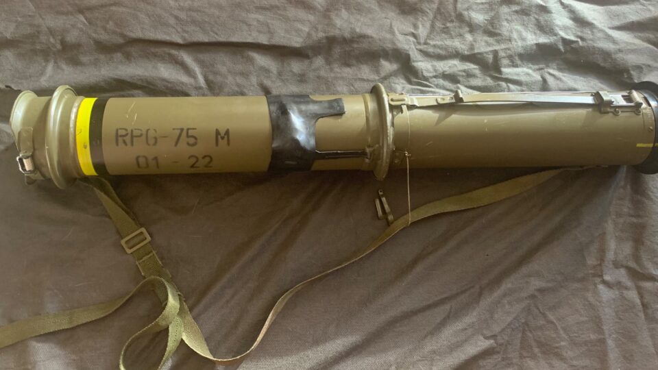 Тисячі застарілих гранатометів для ЗСУ за 318 мільйонів: СБУ провели понад десять обшуків у підозрюваних 