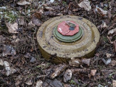 Всіюють дороги «пиріжками»: окупанти засипають наші тили мінами з 3D-принтерів