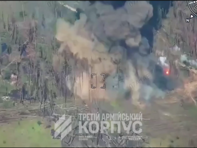 «Колесо в один бік, друге — в другий, а дуло в небо»: російська гармата епічно вибухнула з боєкомплектом