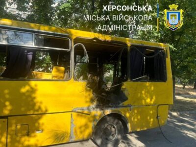 Окупанти вдарили по маршрутці в Херсоні, загинули двоє людей