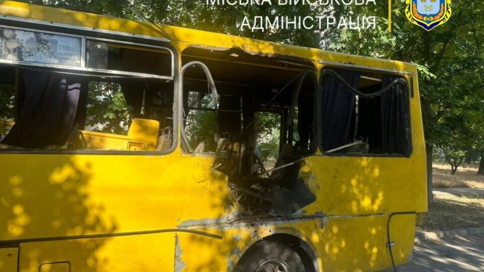 Окупанти вдарили по маршрутці в Херсоні, загинули двоє людей 