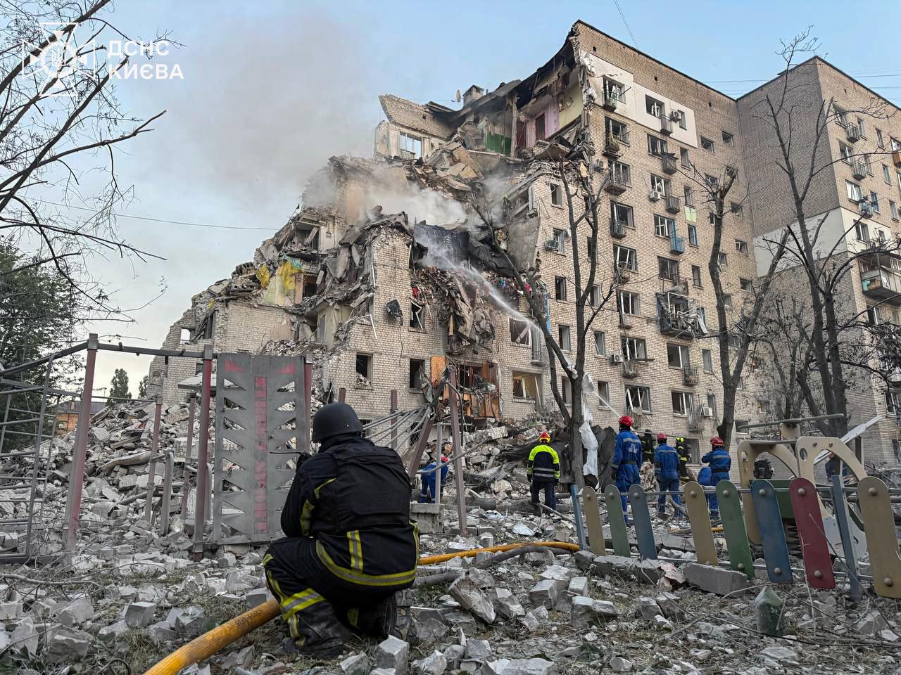 Багатоповерховий будинок, частково зруйновані верхні поверхи після російського удару