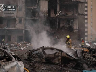 Ракетна атака на Київ: понад 20 постраждалих, численні пожежі, влучання у багатоповерхівку