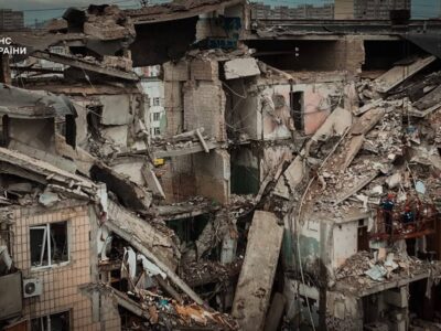 У Києві триває пошукова операція: пошкоджено близько 30 будинків, врятовано 64 людини