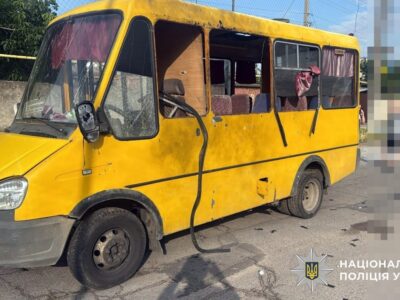 Окупанти навмисно вдарили по маршрутці в Херсоні: загинула жінка, сім людей поранені