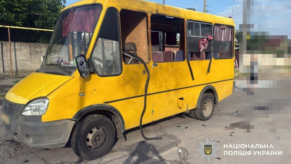 Окупанти навмисно вдарили по маршрутці в Херсоні: загинула жінка, сім людей поранені 