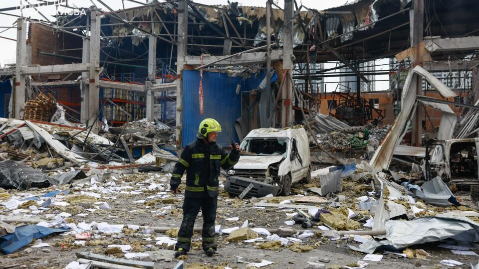 У Києві внаслідок нічного російського обстрілу загинула жінка 