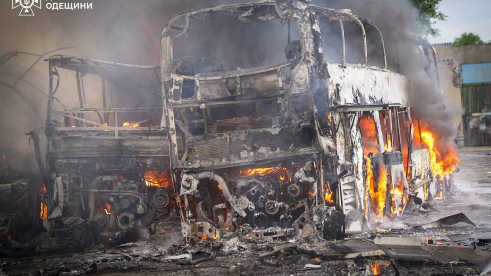 Ворог атакував Одещину: четверо поранених, згоріли шість автобусів 