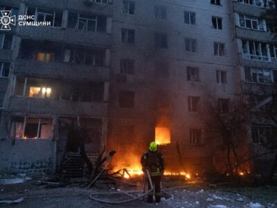 Реактивний БПЛА влучив у 9-поверховий будинок у Сумах, є постраждалі