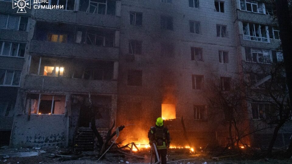 Реактивний БПЛА влучив у 9-поверховий будинок у Сумах, є постраждалі 