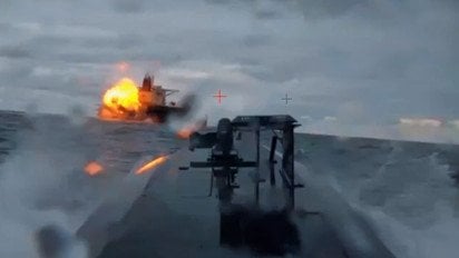 Вид ушкодженого танкера з бортової камери з безекіпажного катера