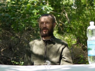 Пораненого окупанта відправили на штурм у капцях