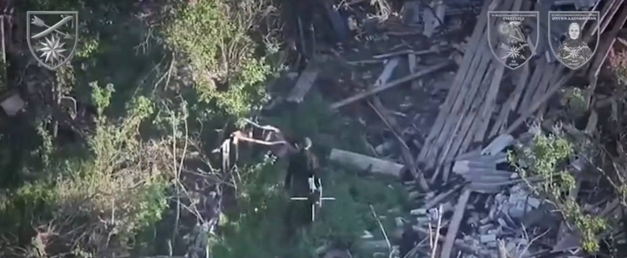 Окупант йде з награбованим майном на Лиманщині.