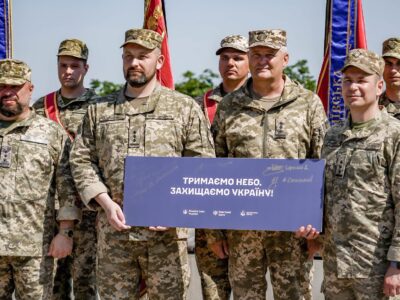 Лук і три стріли, спрямовані в небо: у Києві відкрили пам’ятний знак на честь воїнів-зенітників ЗСУ