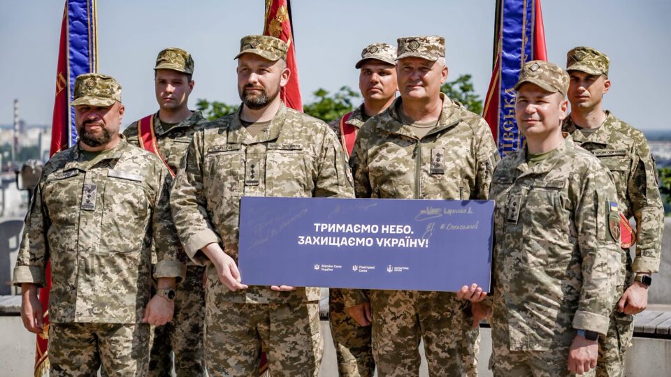 Лук і три стріли, спрямовані в небо: у Києві відкрили пам’ятний знак на честь воїнів-зенітників ЗСУ 
