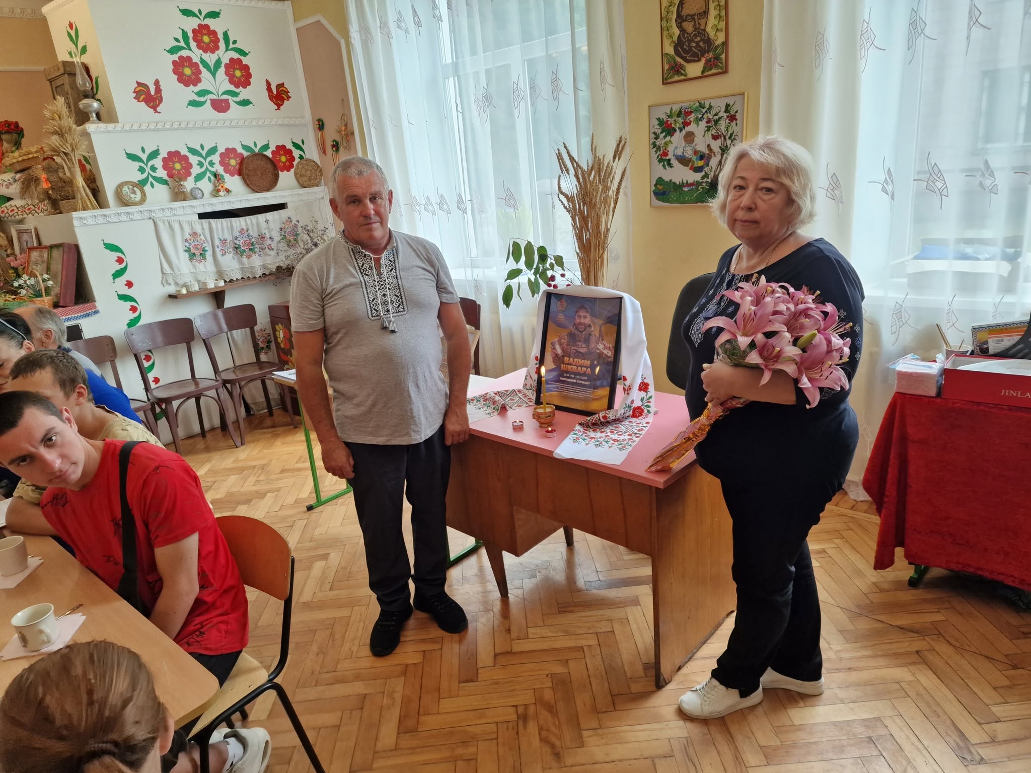Батьки Вадима Шквари на заході з його вшанування
