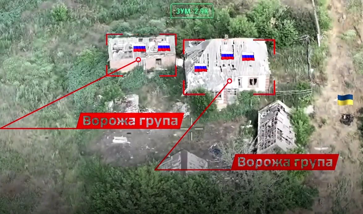 Український НРК штурмує будинки з російською піхотою