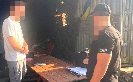 Планував збути 6 тонн вибухівки: ДБР викрила військового, який вирішив підзаробити на війні 