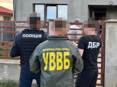 ДБР викрило правоохоронця на Закарпатті, який використовував службовий статус для переправлення ухилянтів