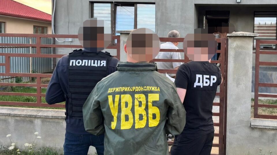 ДБР викрило правоохоронця на Закарпатті, який використовував службовий статус для переправлення ухилянтів 
