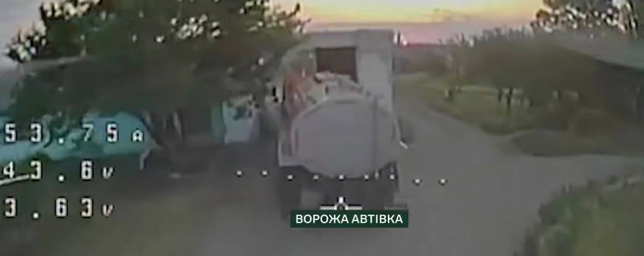 Дрон атакує ворожу автівку