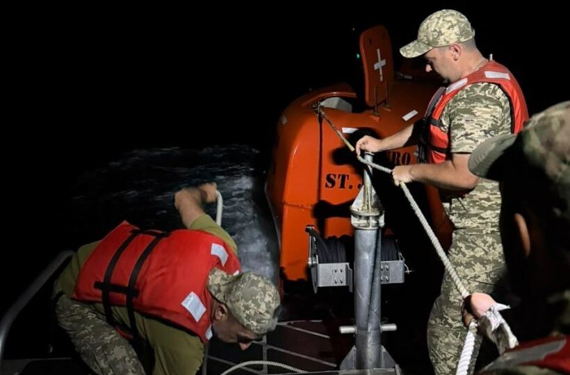 У Чорному морі врятували іноземного моряка з корабля, який атакували росіяни 