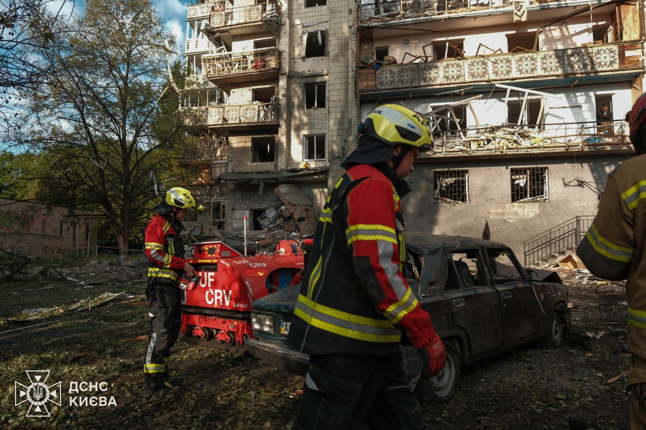 Рятувальники біля пошкодженого будинку