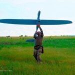 Військовослужбовець запускає розвідувальний БПЛА
