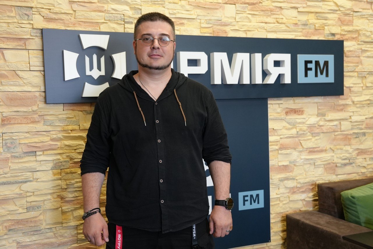 Військовий в радіостудії Армія FM