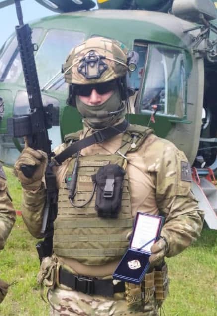 Олександр Очеретнюк демонструє свою бойову нагороду