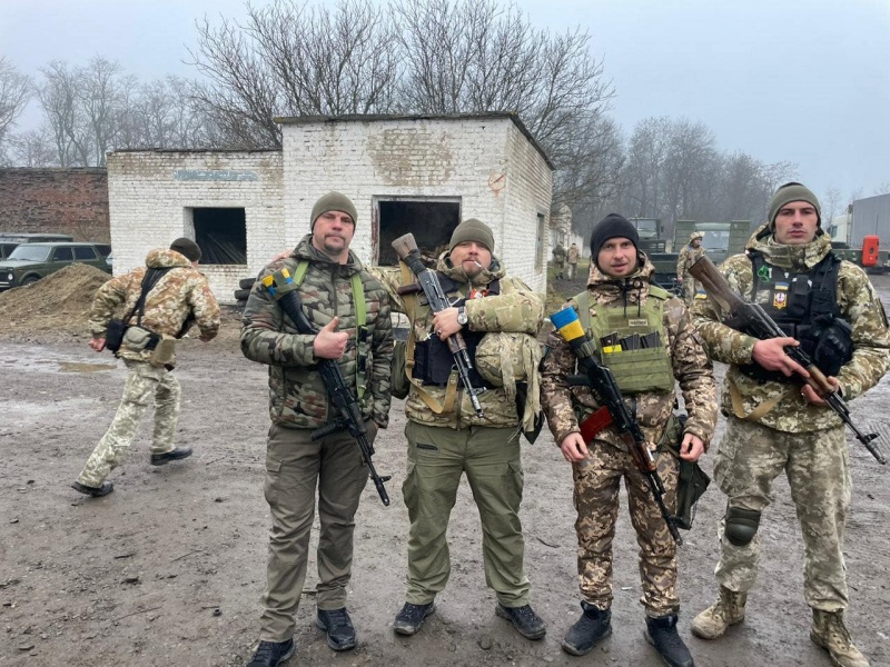 Дмитро Корбутяк з бойовими побратимами