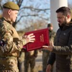 Президент України вручає нагороду Андрію Орлову
