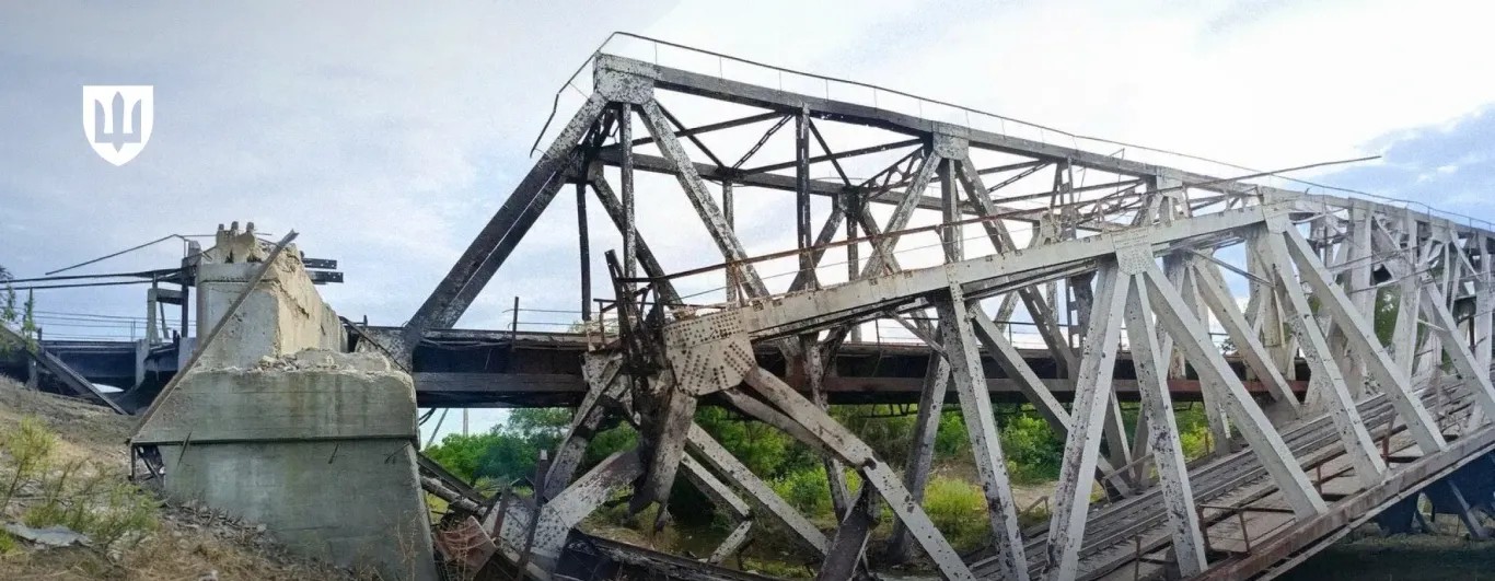 Зруйнований міст через річку, яким ворог постачав передній край.